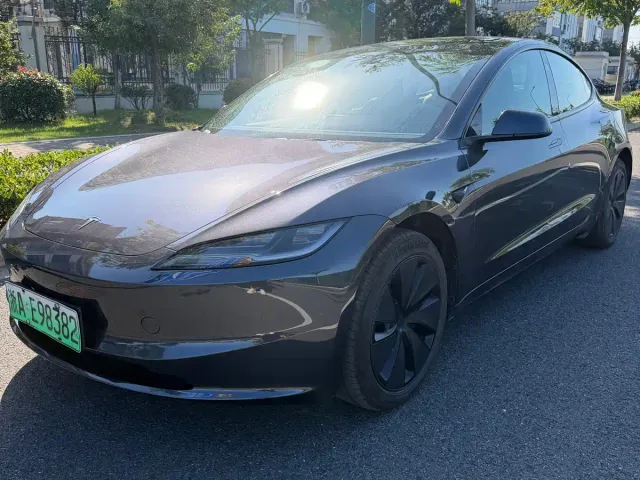 Tesla Model 3 — Фото автомобиля 2