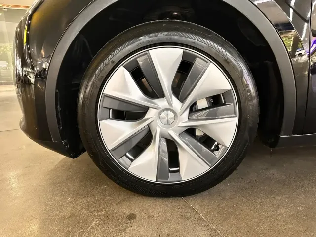 Tesla Model Y — Фото автомобиля 5