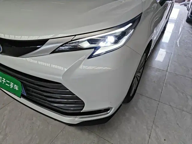 Toyota Sienna — Фото автомобиля 23