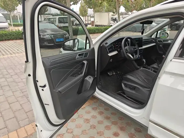 Volkswagen Tiguan L — Фото автомобиля 5