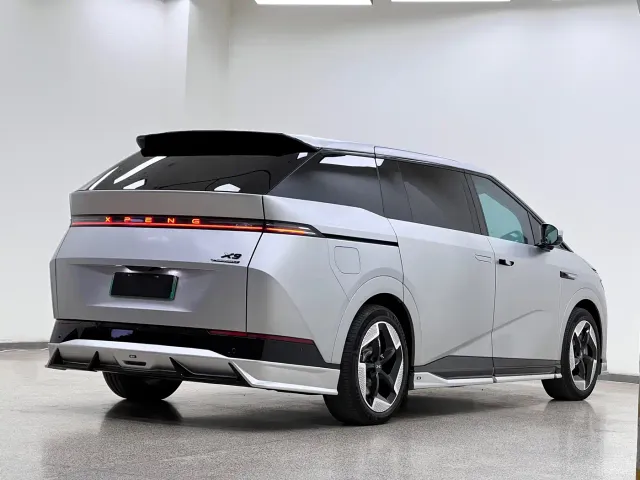 Xpeng X9 — Фото автомобиля 5