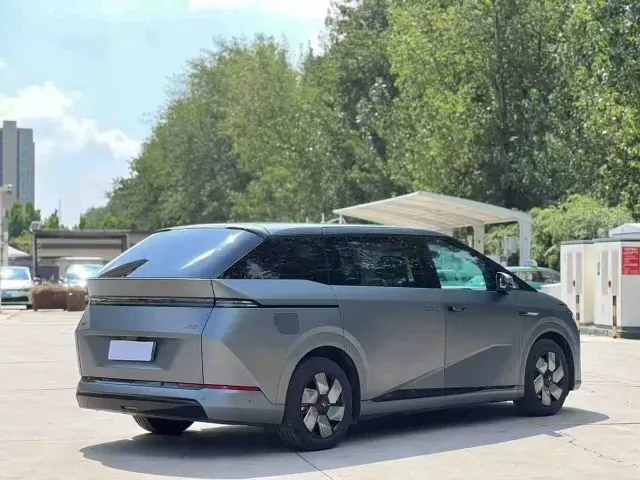 Xpeng X9 — Фото автомобиля 9