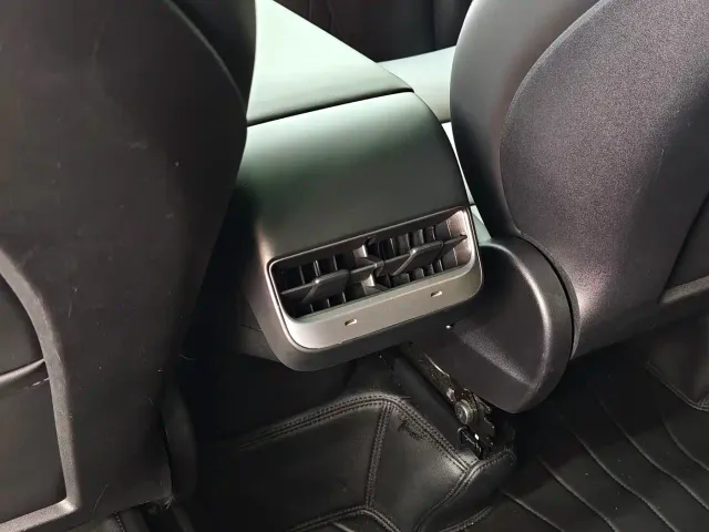 Tesla Model Y — Фото автомобиля 14