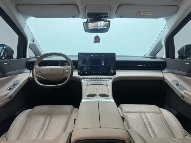 Xpeng X9 — Фото автомобиля 6