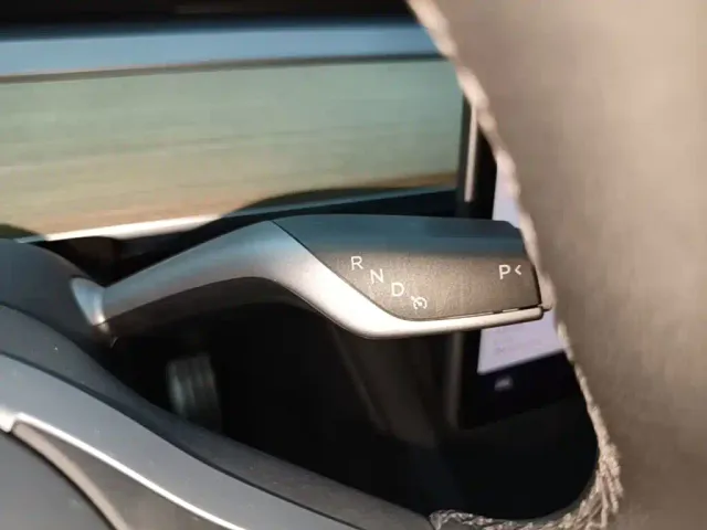 Tesla Model Y — Фото автомобиля 13