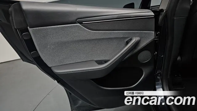 Tesla Model Y — Фото автомобиля 21