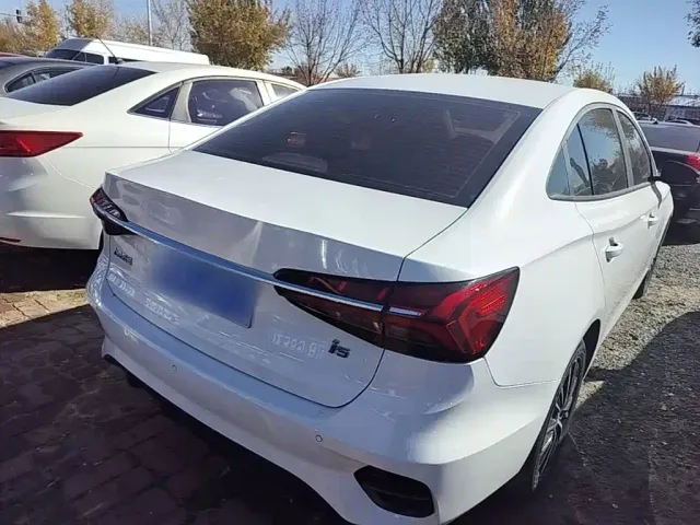 Roewe i5 — Фото автомобиля 6