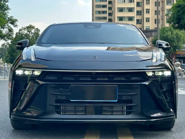 Lynk & Co 03 — Фото автомобиля 2