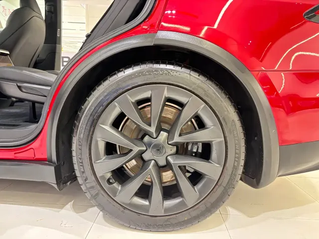 Tesla Model X — Фото автомобиля 17