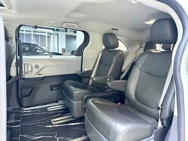 Toyota Sienna — Фото автомобиля 10
