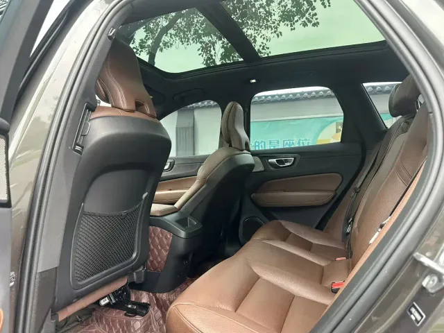 Volvo XC60 — Фото автомобиля 9