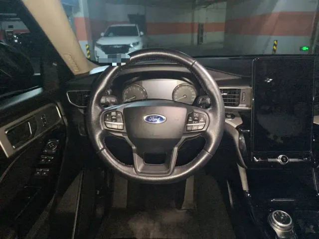 Ford Explorer — Фото автомобиля 2