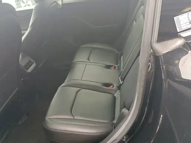 Tesla Model Y — Фото автомобиля 16