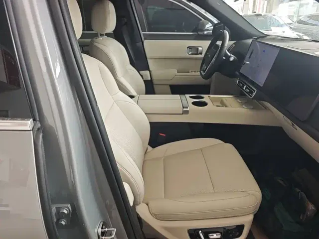 Li Auto L8 — Фото автомобиля 24