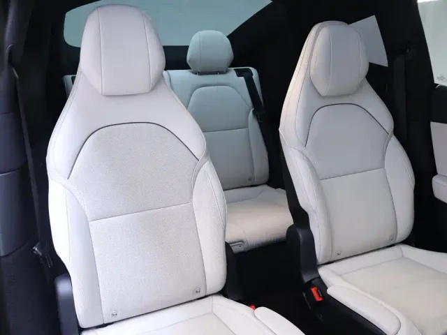Tesla Model Y L — Фото автомобиля 24