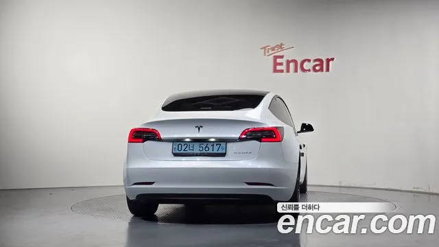Tesla Model 3 — Фото автомобиля 4