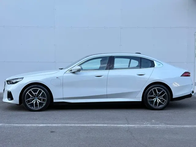 BMW i5 — Фото автомобиля 3