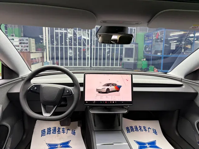 Tesla Model 3 — Фото автомобиля 7