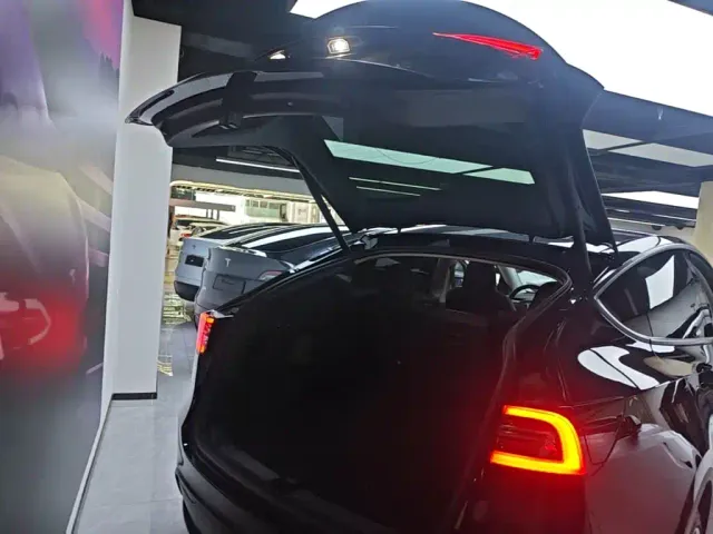 Tesla Model Y — Фото автомобиля 18