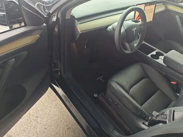 Tesla Model Y — Фото автомобиля 15