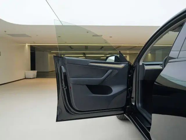Tesla Model Y — Фото автомобиля 14
