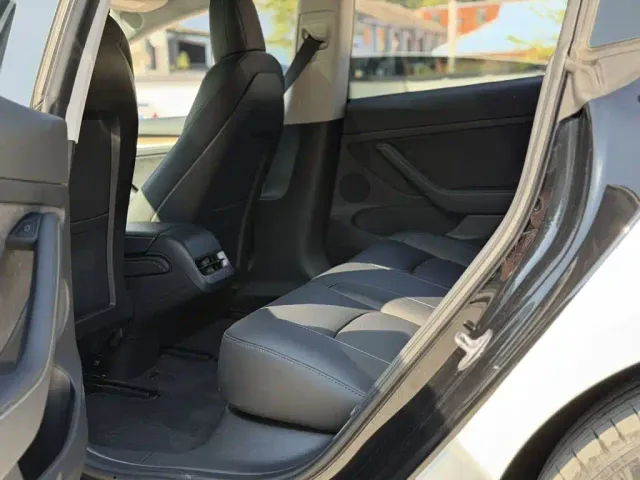 Tesla Model 3 — Фото автомобиля 16