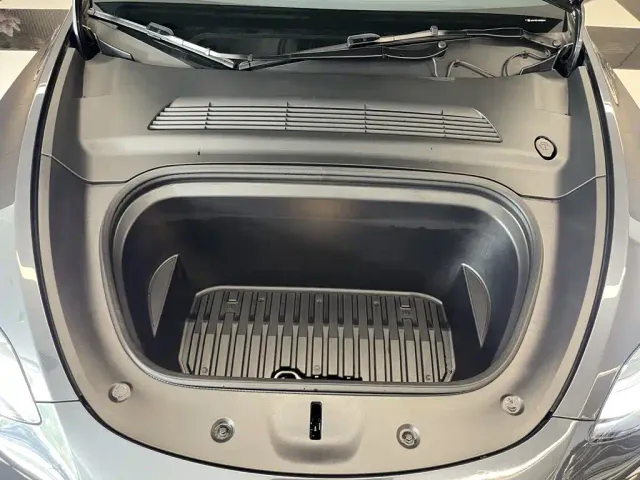 Tesla Model Y — Фото автомобиля 11