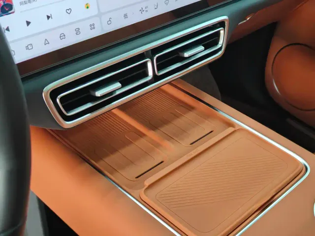 Li Auto L8 — Фото автомобиля 9