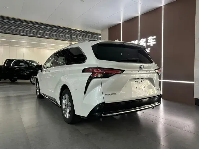 Toyota Sienna — Фото автомобиля 7