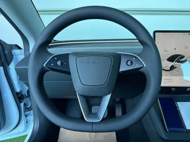 Tesla Model 3 — Фото автомобиля 4