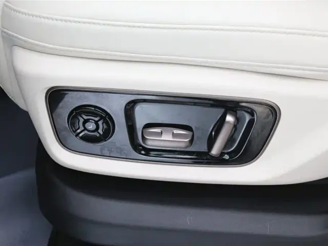 Li Auto MEGA — Фото автомобиля 12