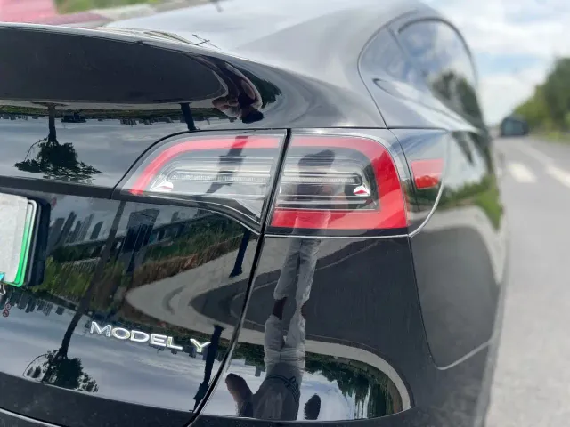 Tesla Model Y — Фото автомобиля 10
