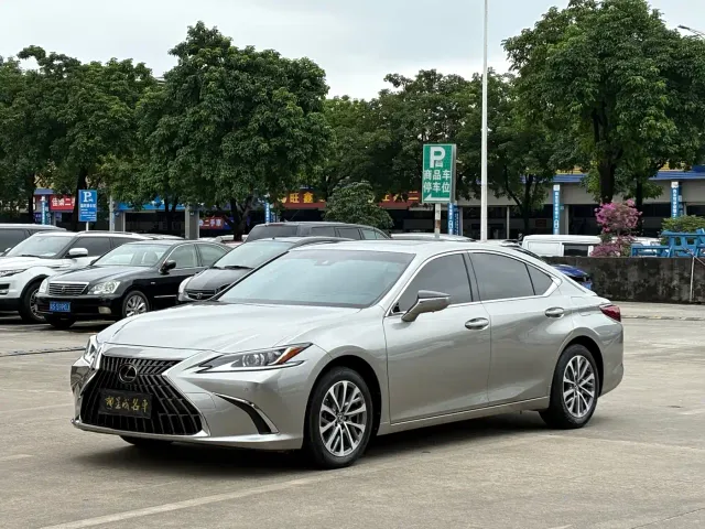 Фотография автомобиля — Lexus ES