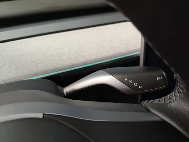 Tesla Model Y — Фото автомобиля 13