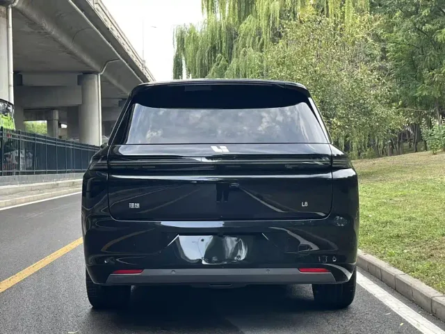 Li Auto L8 — Фото автомобиля 5