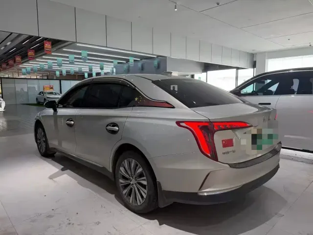 Hongqi E-QM5 — Фото автомобиля 9
