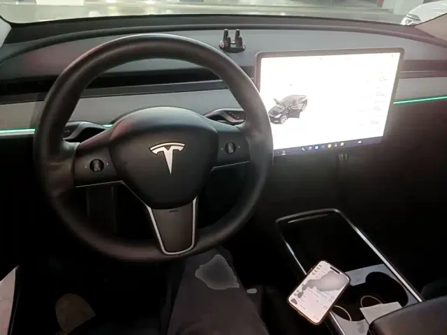 Tesla Model Y — Фото автомобиля 9