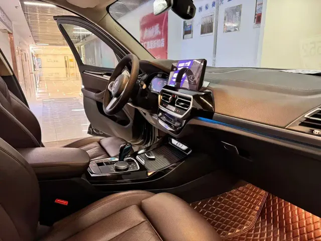 BMW iX3 — Фото автомобиля 4