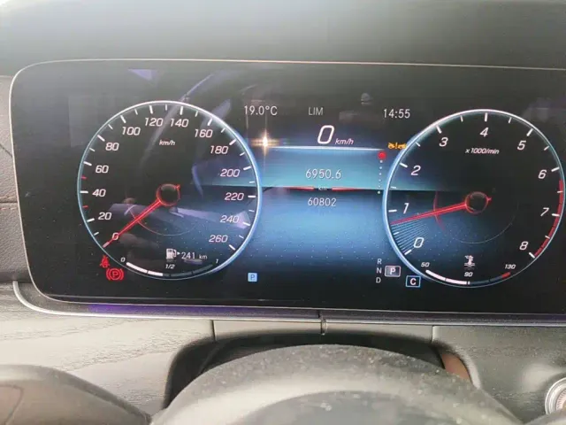 Mercedes-Benz E-Class — Фото автомобиля 4
