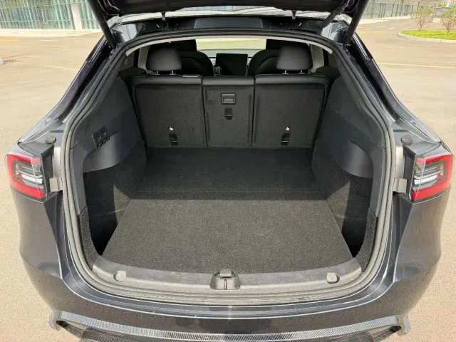 Tesla Model Y — Фото автомобиля 13