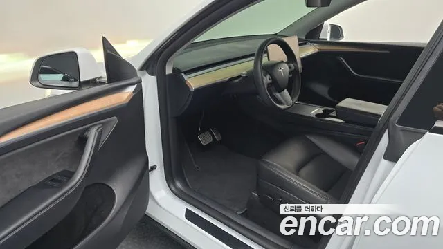 Tesla Model Y — Фото автомобиля 10