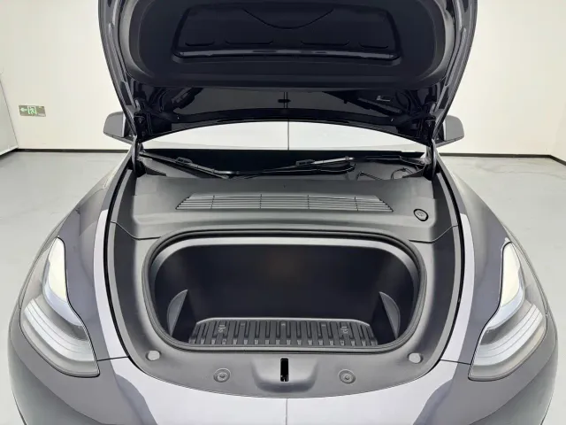 Tesla Model Y — Фото автомобиля 18