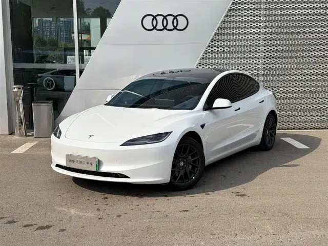 Фотография автомобиля — Tesla Model 3