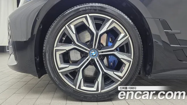 BMW i4 — Фото автомобиля 4