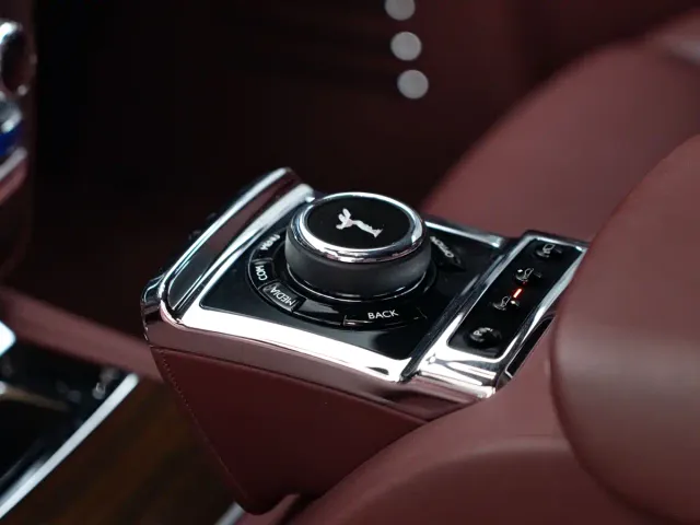 Rolls-Royce Phantom — Фото автомобиля 15