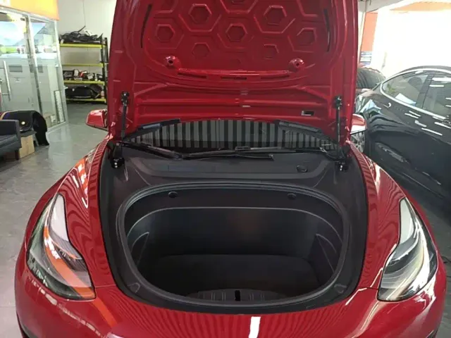 Tesla Model 3 — Фото автомобиля 19
