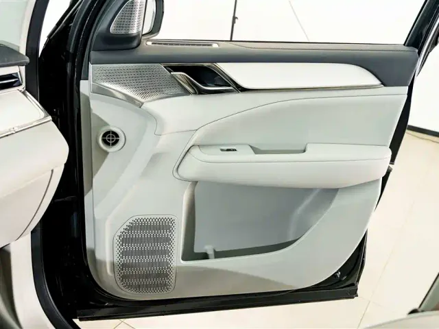 Volvo EM90 — Фото автомобиля 17
