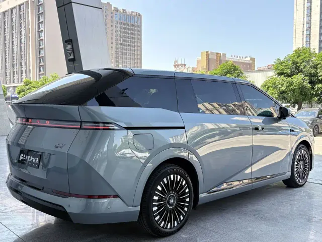 Xpeng X9 — Фото автомобиля 9