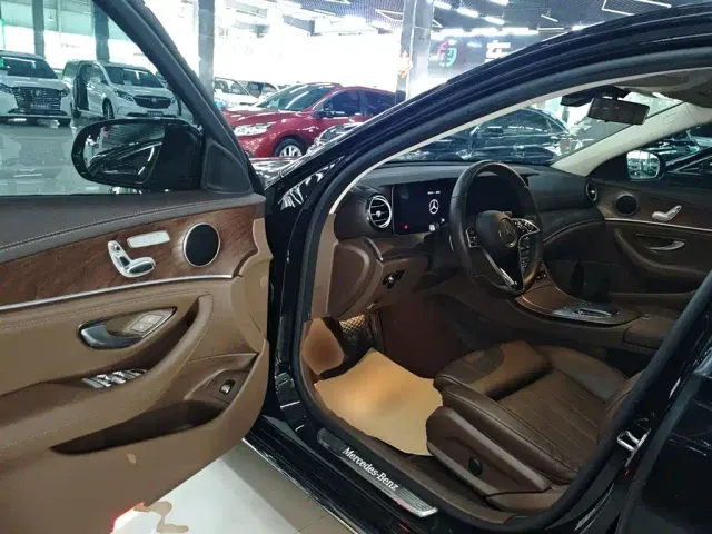Mercedes-Benz E-Class — Фото автомобиля 15