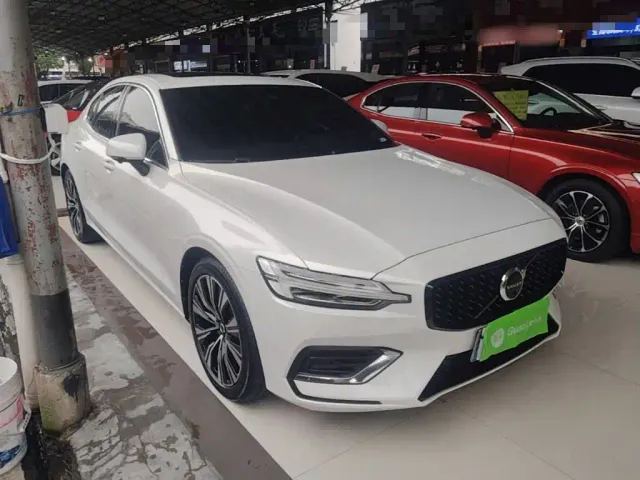 Volvo S60 — Фото автомобиля 3